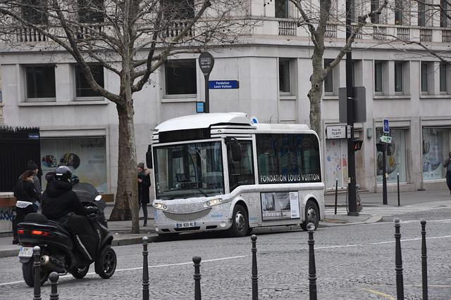 autobus vyjíždějící ze zastávky