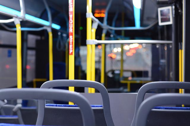 vnitřek autobusu