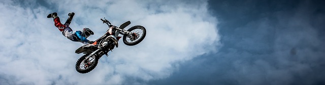 skok na motorce