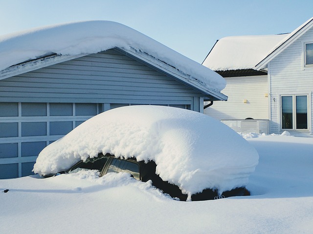 Auto zavalené sněhem